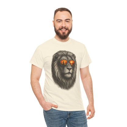 Löwen T-Shirt mit Sonnenbrille & Sonnenuntergang (Brustprint) – Stylisches Tiermotiv für Surfer & Naturfreunde