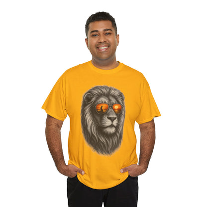 Löwen T-Shirt mit Sonnenbrille & Sonnenuntergang (Brustprint) – Stylisches Tiermotiv für Surfer & Naturfreunde