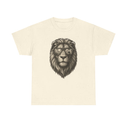 Surfer-Löwe T-Shirt (Brustprint) – Retro Sonnenbrillen Motiv | Cooles Sommer Design für Strandfans & Abenteurer
