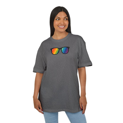Regenbogen Sonnenbrille T-Shirt (Brustprint) – Buntes Retro Pride Design für Sommer & Festival