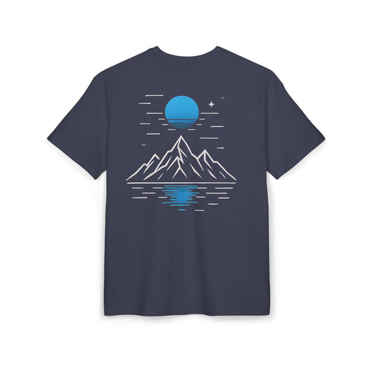 Berg T-Shirt (Rückenprint) – Minimalistisches Natur Design mit Mond & Spiegelung – Unisex Outdoor Shirt für Wanderer & Naturfreunde