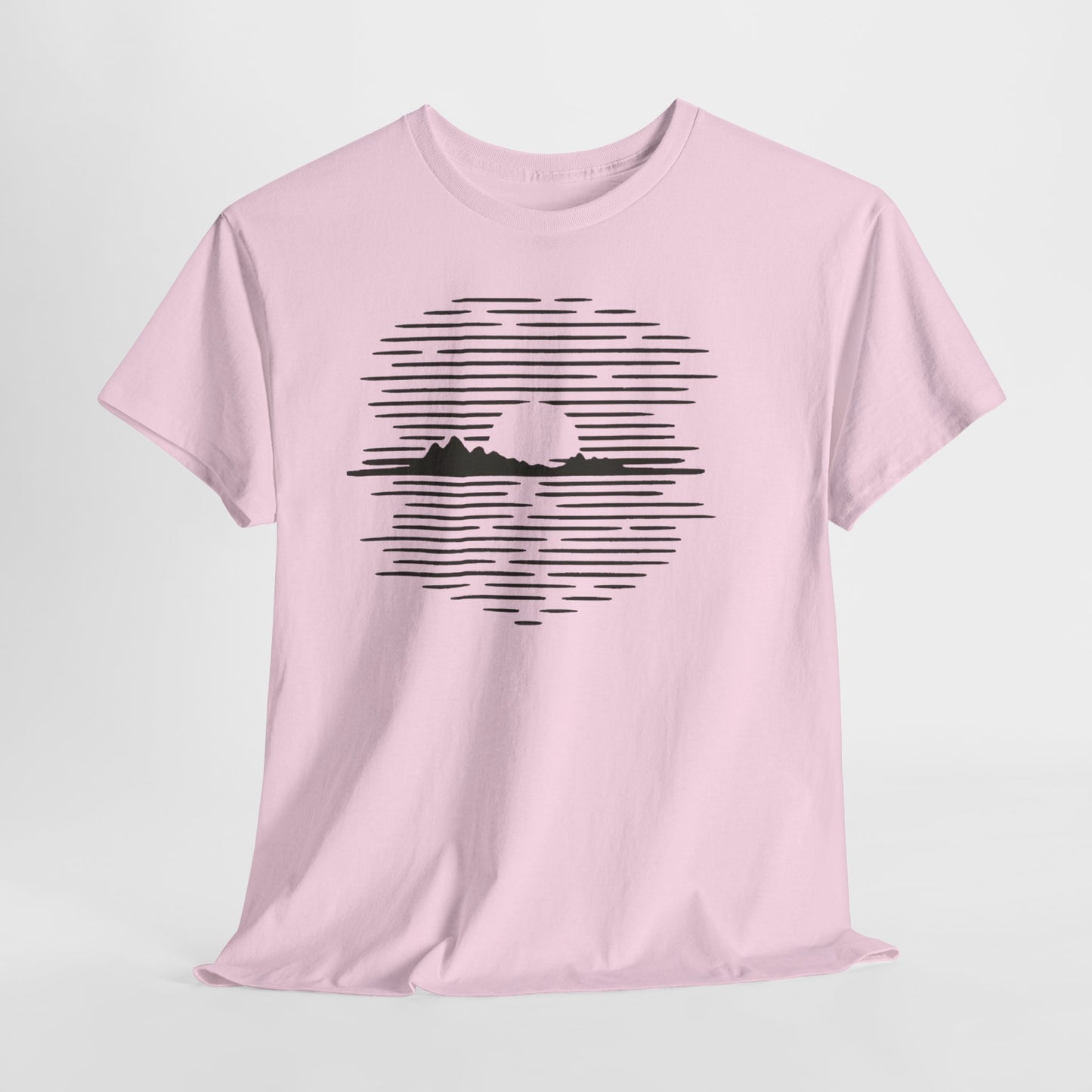 Berg Sonnenuntergang T-Shirt (Brustprint) – Natur-inspiriertes Unisex Shirt für Outdoor- und Landschaftsliebhaber