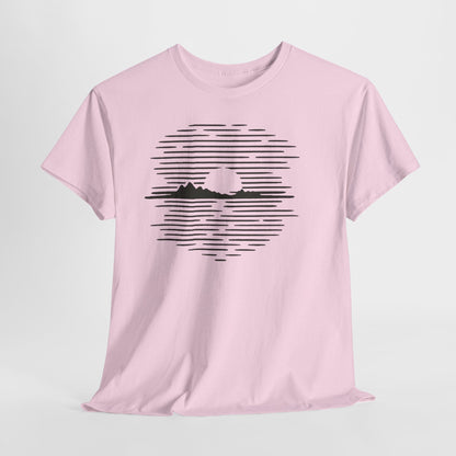 Berg Sonnenuntergang T-Shirt (Brustprint) – Natur-inspiriertes Unisex Shirt für Outdoor- und Landschaftsliebhaber