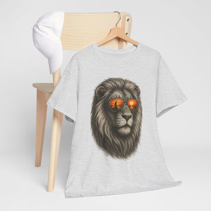 Löwen T-Shirt mit Sonnenbrille & Sonnenuntergang (Brustprint) – Stylisches Tiermotiv für Surfer & Naturfreunde