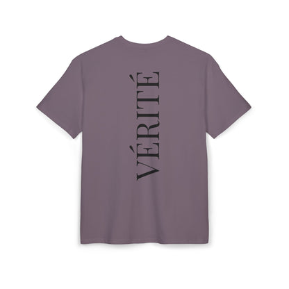 Stylisches T-Shirt mit Aufschrift ‘Vérité’ (Rückenprint) – Minimalistisches Design für Modebewusste