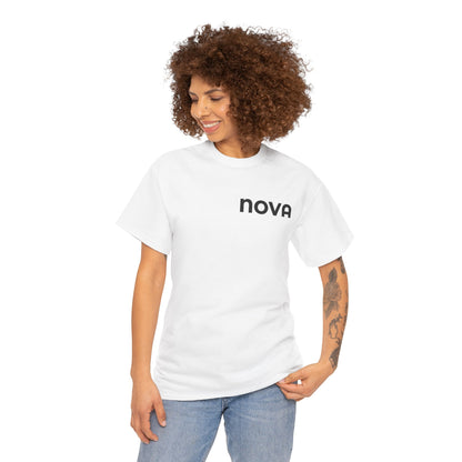 NOVA Unisex Heavy Cotton T-Shirt (Brustprint) – Minimalistisches Statement-Shirt aus 100 % Baumwolle für Damen & Herren