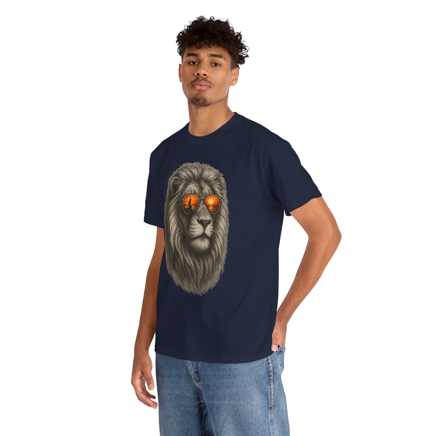 Löwen T-Shirt mit Sonnenbrille & Sonnenuntergang (Brustprint) – Stylisches Tiermotiv für Surfer & Naturfreunde