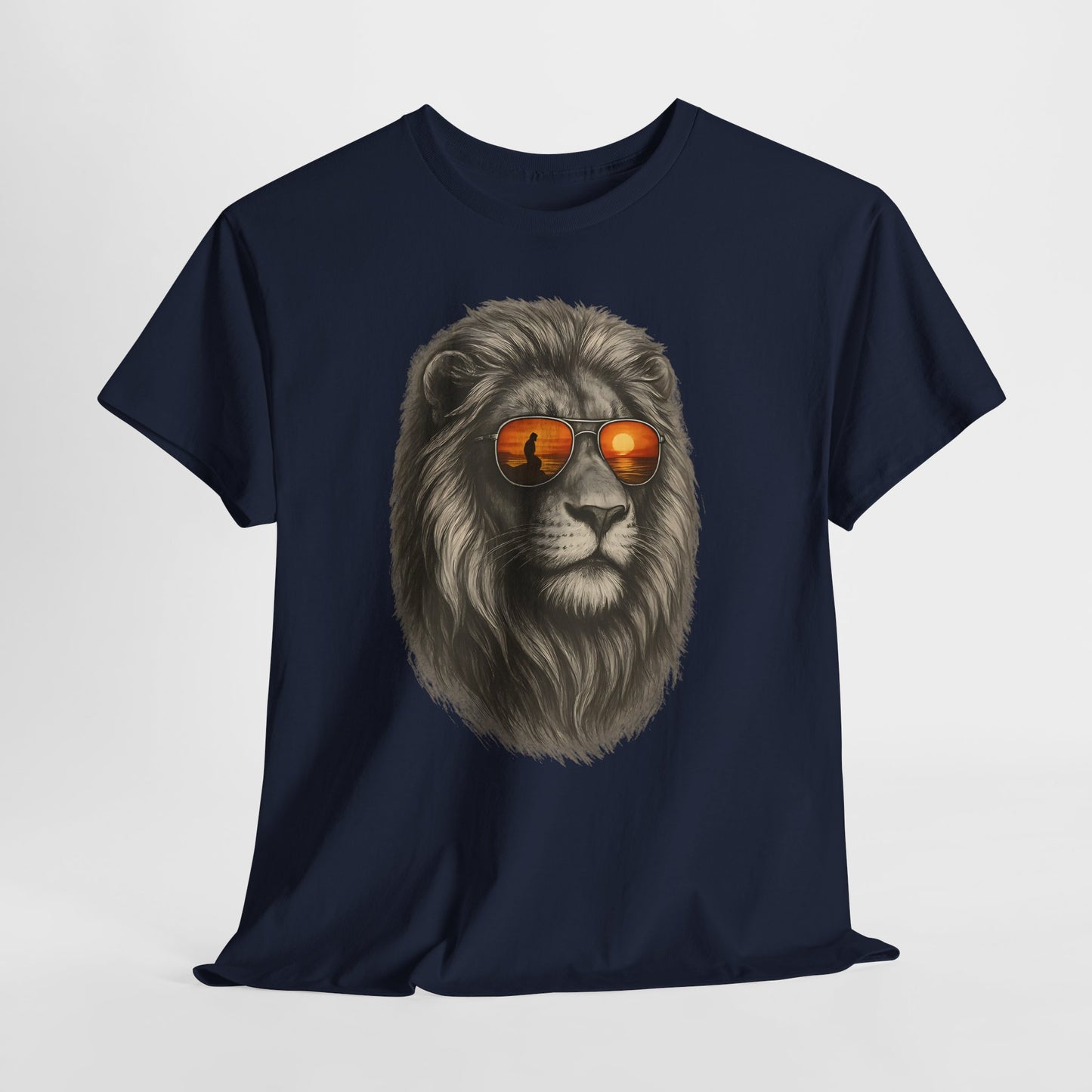 Löwen T-Shirt mit Sonnenbrille & Sonnenuntergang (Brustprint) – Stylisches Tiermotiv für Surfer & Naturfreunde