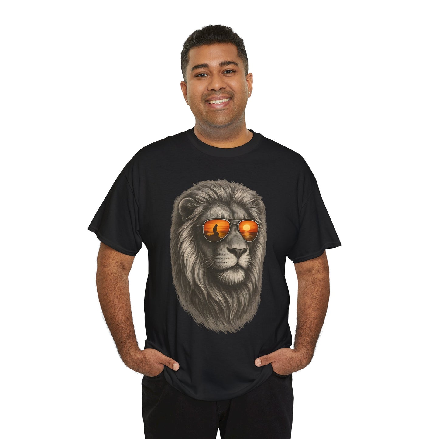 Löwen T-Shirt mit Sonnenbrille & Sonnenuntergang (Brustprint) – Stylisches Tiermotiv für Surfer & Naturfreunde