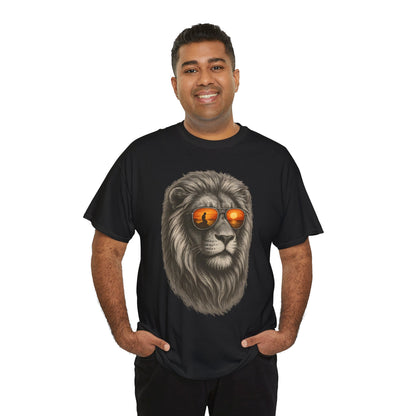 Löwen T-Shirt mit Sonnenbrille & Sonnenuntergang (Brustprint) – Stylisches Tiermotiv für Surfer & Naturfreunde