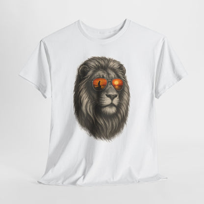 Löwen T-Shirt mit Sonnenbrille & Sonnenuntergang (Brustprint) – Stylisches Tiermotiv für Surfer & Naturfreunde