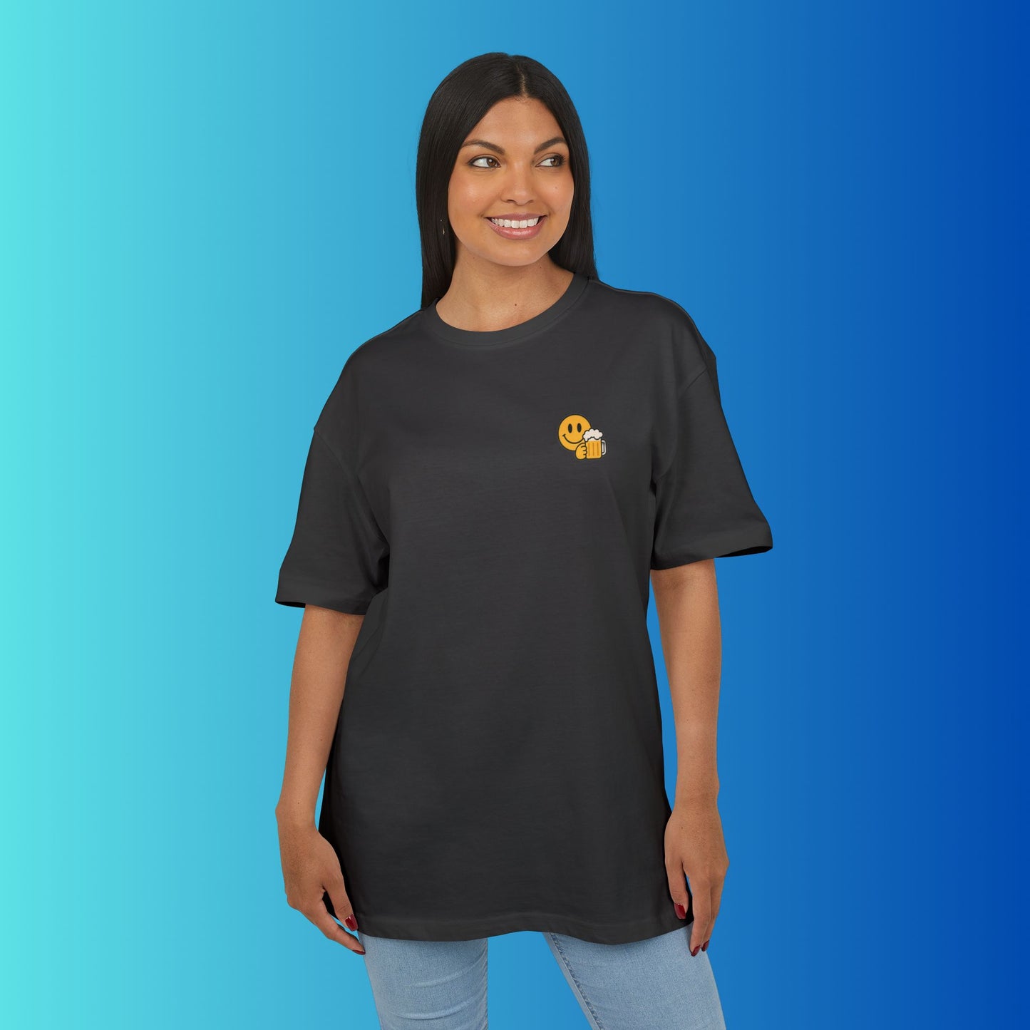 Smiley mit Bier (Brustprint) – Lustiges Party T-Shirt für Bierliebhaber | Unisex Funshirt