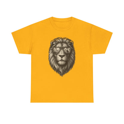 Surfer-Löwe T-Shirt (Brustprint) – Retro Sonnenbrillen Motiv | Cooles Sommer Design für Strandfans & Abenteurer