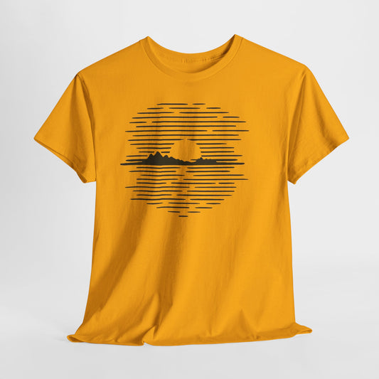 Berg Sonnenuntergang T-Shirt (Brustprint) – Natur-inspiriertes Unisex Shirt für Outdoor- und Landschaftsliebhaber