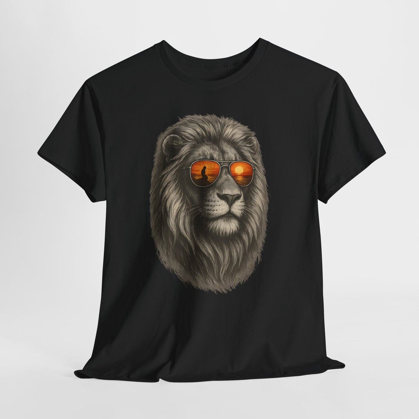 Löwen T-Shirt mit Sonnenbrille & Sonnenuntergang (Brustprint) – Stylisches Tiermotiv für Surfer & Naturfreunde