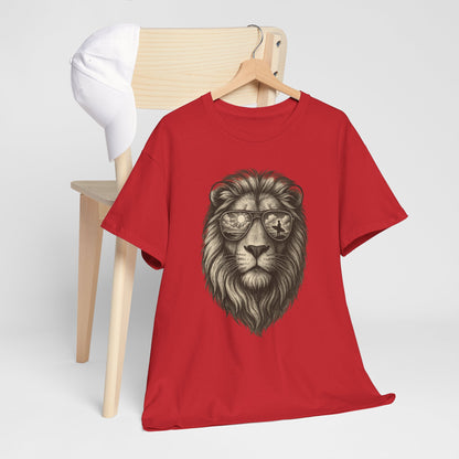 Surfer-Löwe T-Shirt (Brustprint) – Retro Sonnenbrillen Motiv | Cooles Sommer Design für Strandfans & Abenteurer