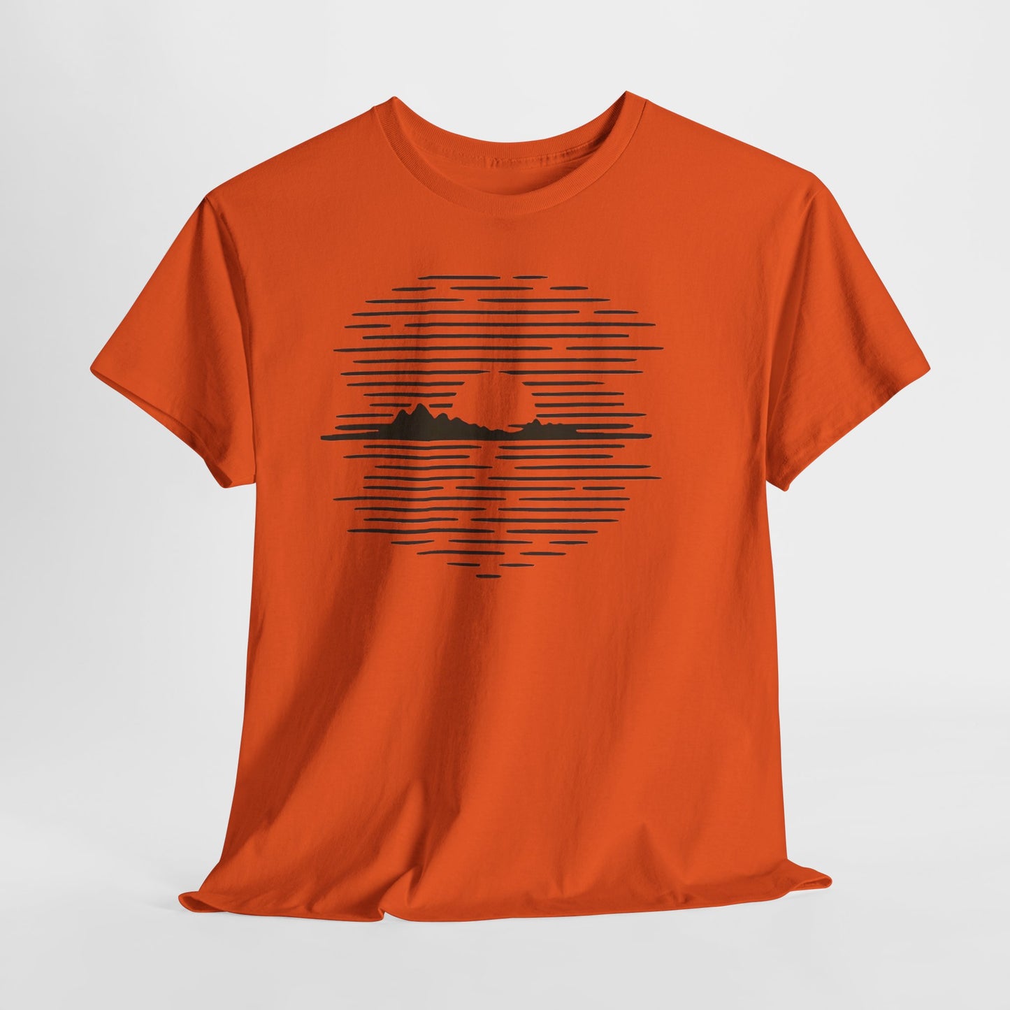 Berg Sonnenuntergang T-Shirt (Brustprint) – Natur-inspiriertes Unisex Shirt für Outdoor- und Landschaftsliebhaber