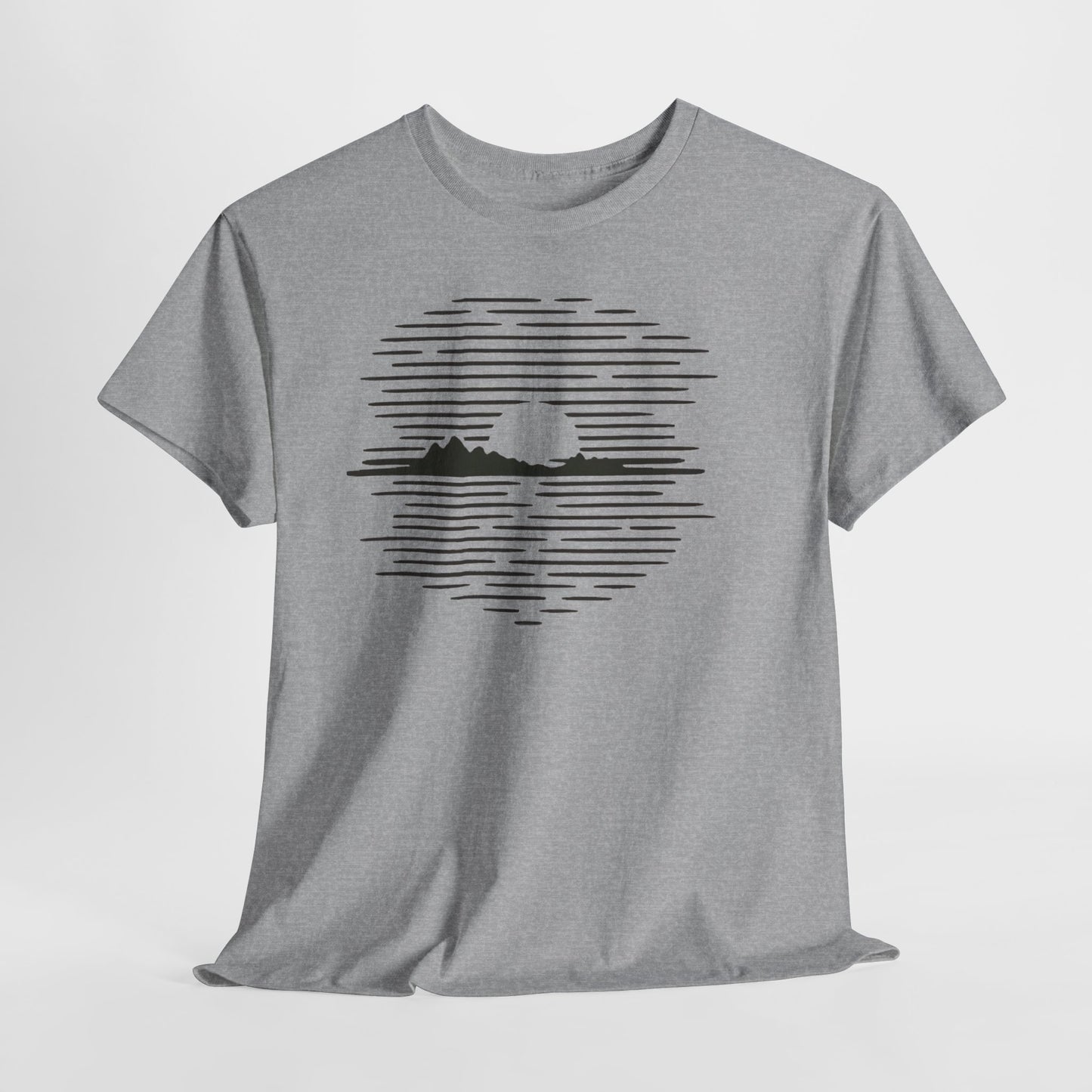 Berg Sonnenuntergang T-Shirt (Brustprint) – Natur-inspiriertes Unisex Shirt für Outdoor- und Landschaftsliebhaber
