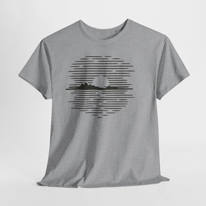 Berg Sonnenuntergang T-Shirt (Brustprint) – Natur-inspiriertes Unisex Shirt für Outdoor- und Landschaftsliebhaber