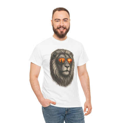 Löwen T-Shirt mit Sonnenbrille & Sonnenuntergang (Brustprint) – Stylisches Tiermotiv für Surfer & Naturfreunde