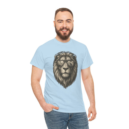 Surfer-Löwe T-Shirt (Brustprint) – Retro Sonnenbrillen Motiv | Cooles Sommer Design für Strandfans & Abenteurer