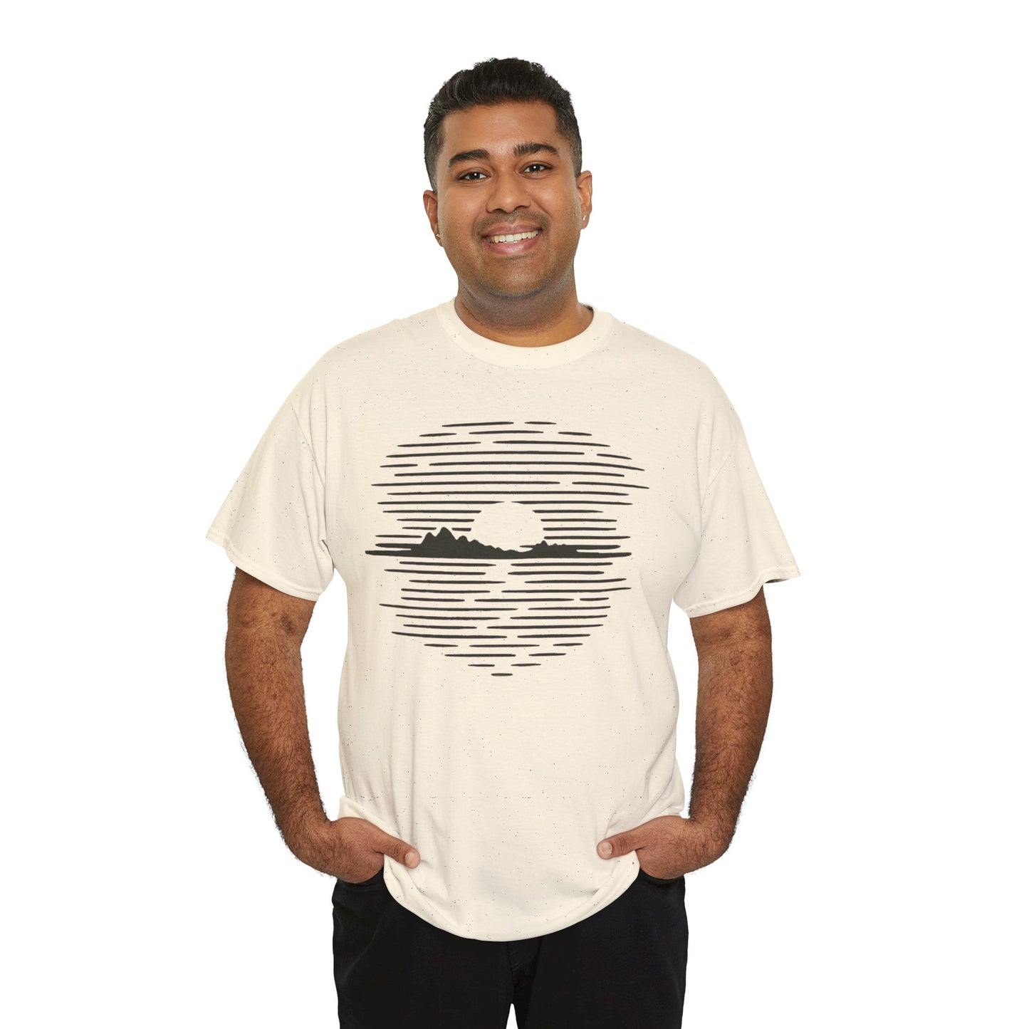 Berg Sonnenuntergang T-Shirt (Brustprint) – Natur-inspiriertes Unisex Shirt für Outdoor- und Landschaftsliebhaber