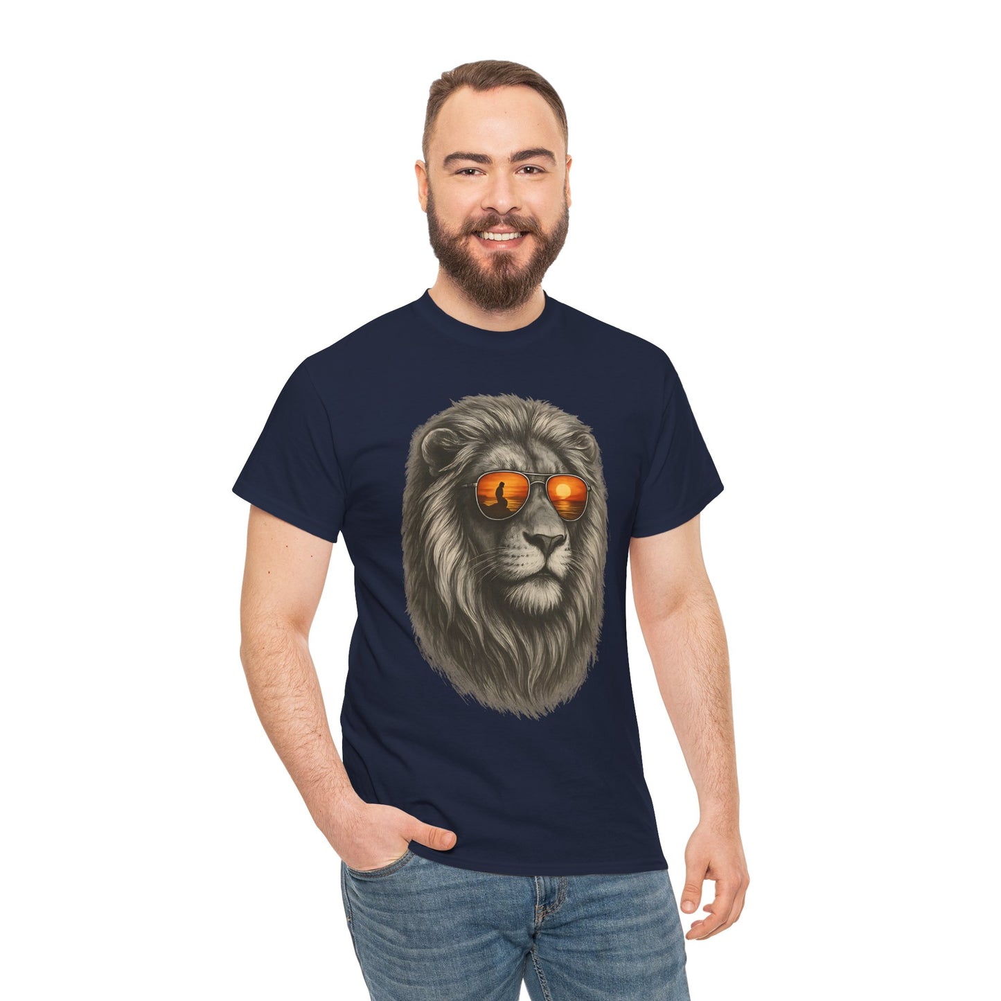 Löwen T-Shirt mit Sonnenbrille & Sonnenuntergang (Brustprint) – Stylisches Tiermotiv für Surfer & Naturfreunde