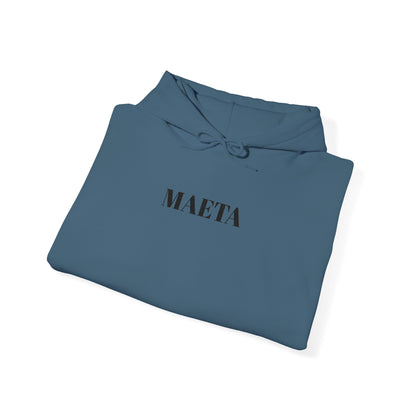 MAETA - Unisex Heavy Blend Hoodie mit großem Stickmotiv
