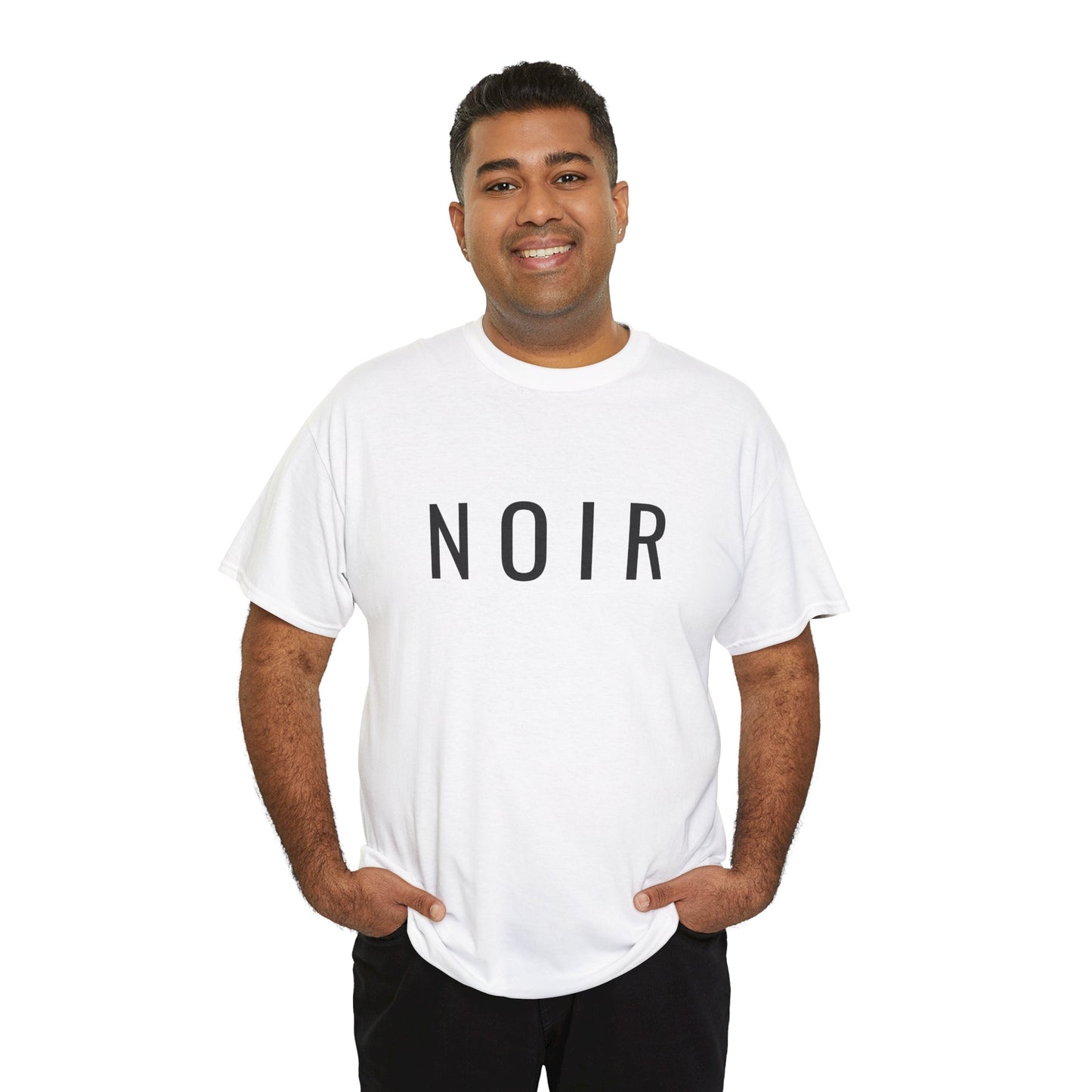 NOIR T-Shirt Unisex (Brustprint) – Nachhaltiges Heavy Cotton Tee aus 100% Baumwolle, Minimalistische Streetwear & Geschenkidee
