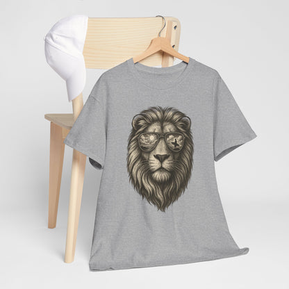 Surfer-Löwe T-Shirt (Brustprint) – Retro Sonnenbrillen Motiv | Cooles Sommer Design für Strandfans & Abenteurer
