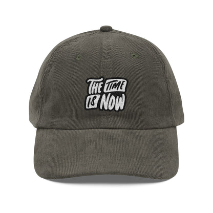The Time is Now Cord Cap – Retro Cord Basecap mit Stickerei - Good Vibes, Gift for Friends, Relaxed Fashion