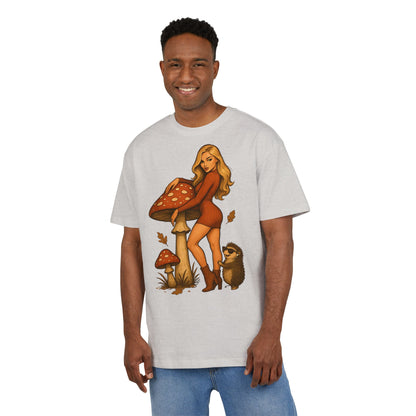 Vintage Pilz Fee & Igel Cartoon (Brustprint) – Retro Waldmotiv T-Shirt für Natur- & Pilzliebhaber