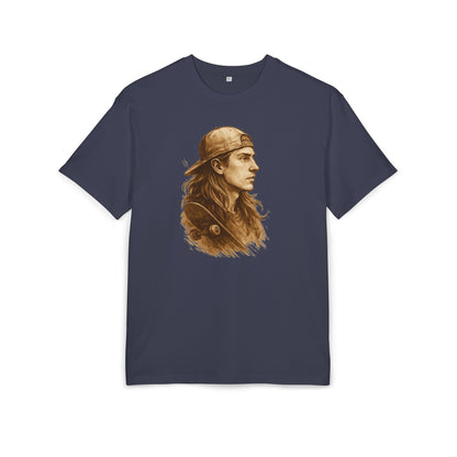Skater Style T-Shirt (Brustprint) – Retro Kunst-Design mit Langhaar-Skater und Cap – Vintage Skateboard Look