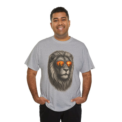Löwen T-Shirt mit Sonnenbrille & Sonnenuntergang (Brustprint) – Stylisches Tiermotiv für Surfer & Naturfreunde