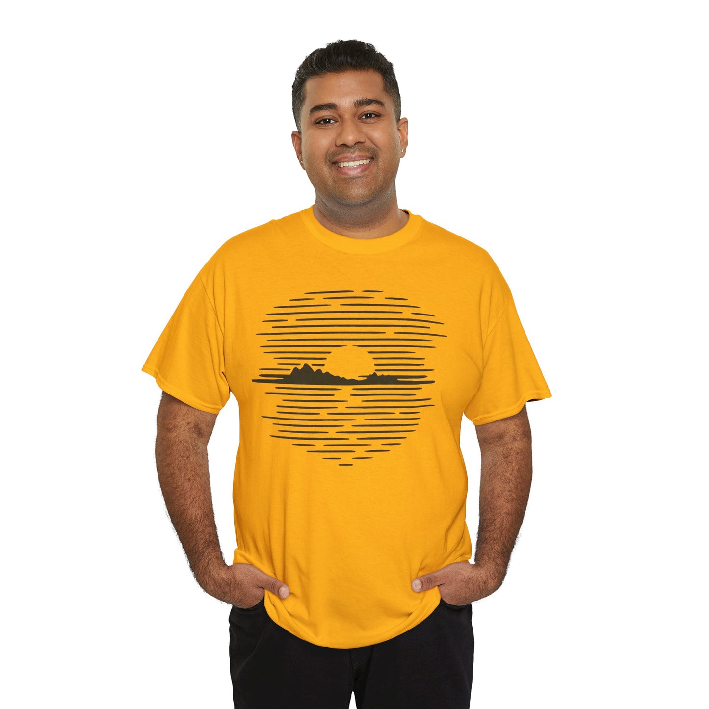 Berg Sonnenuntergang T-Shirt (Brustprint) – Natur-inspiriertes Unisex Shirt für Outdoor- und Landschaftsliebhaber