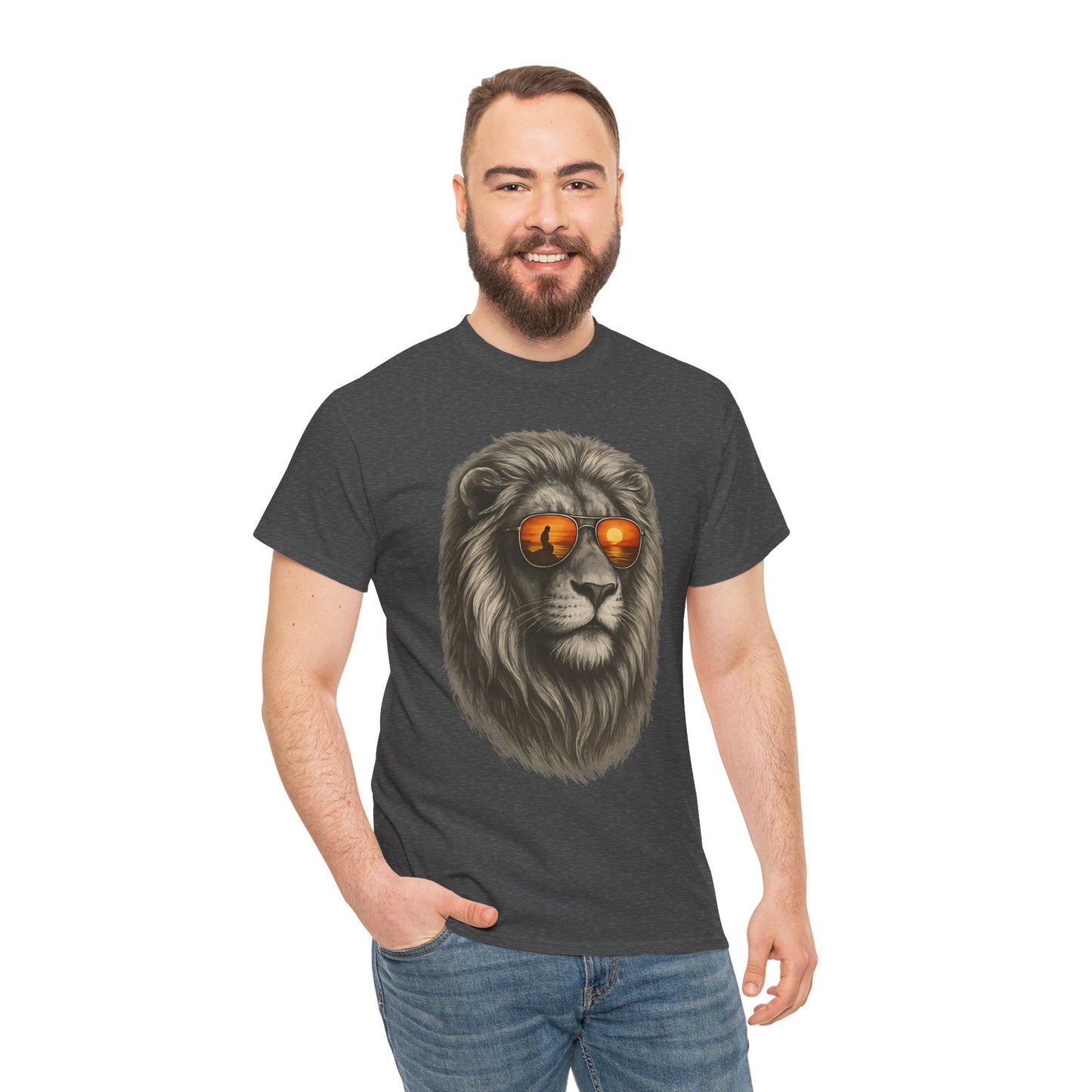 Löwen T-Shirt mit Sonnenbrille & Sonnenuntergang (Brustprint) – Stylisches Tiermotiv für Surfer & Naturfreunde