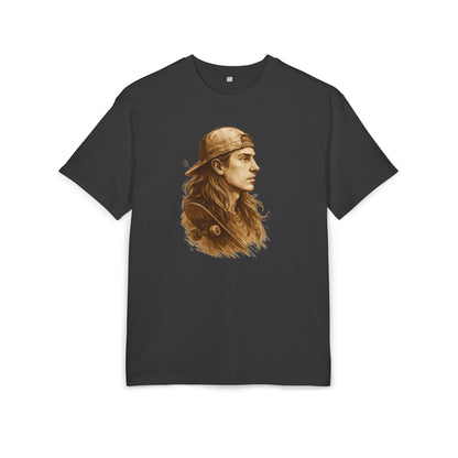 Skater Style T-Shirt (Brustprint) – Retro Kunst-Design mit Langhaar-Skater und Cap – Vintage Skateboard Look