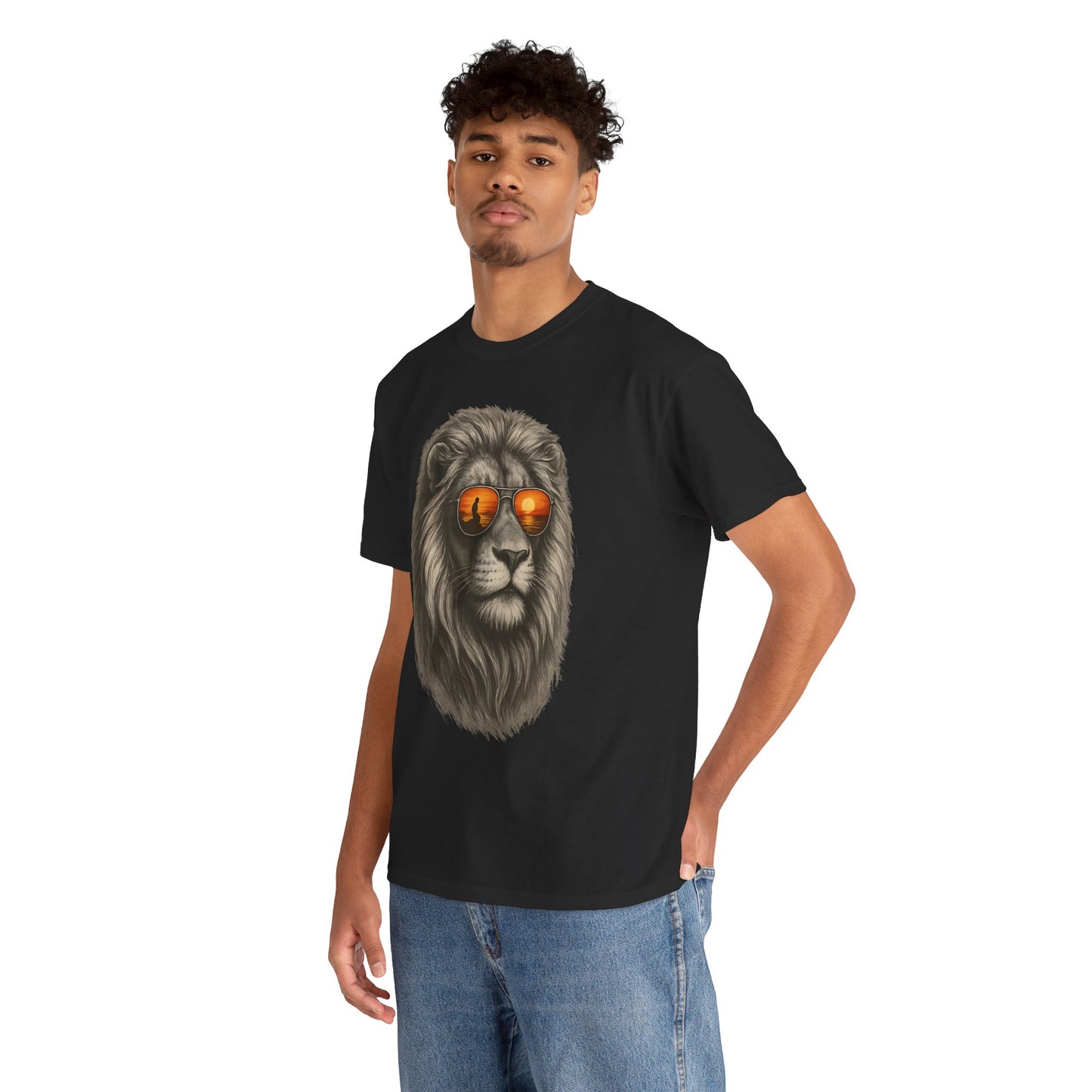 Löwen T-Shirt mit Sonnenbrille & Sonnenuntergang (Brustprint) – Stylisches Tiermotiv für Surfer & Naturfreunde