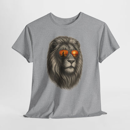 Löwen T-Shirt mit Sonnenbrille & Sonnenuntergang (Brustprint) – Stylisches Tiermotiv für Surfer & Naturfreunde