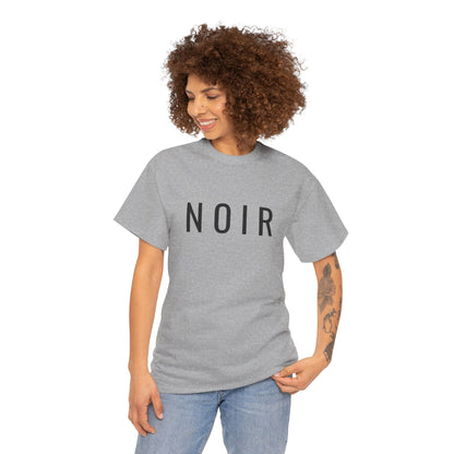 NOIR T-Shirt Unisex (Brustprint) – Nachhaltiges Heavy Cotton Tee aus 100% Baumwolle, Minimalistische Streetwear & Geschenkidee