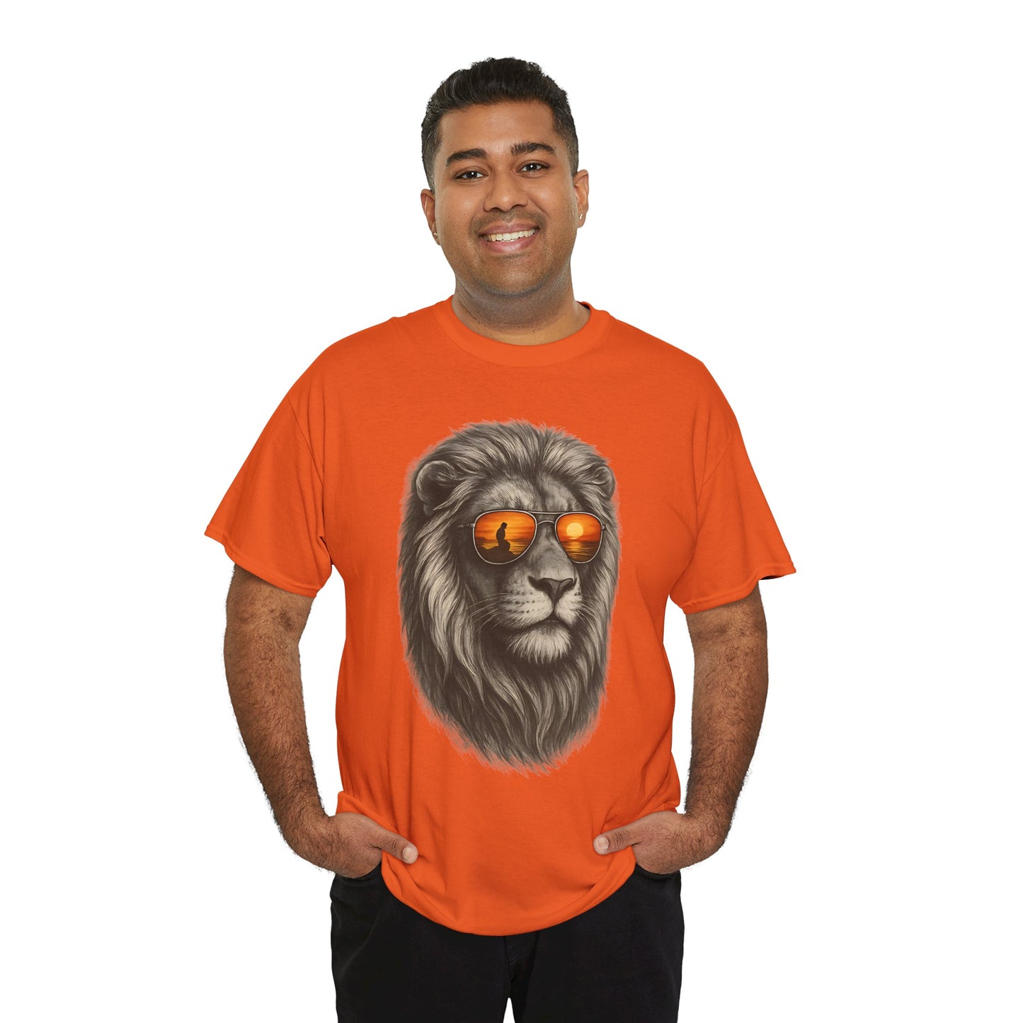 Löwen T-Shirt mit Sonnenbrille & Sonnenuntergang (Brustprint) – Stylisches Tiermotiv für Surfer & Naturfreunde
