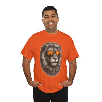 Löwen T-Shirt mit Sonnenbrille & Sonnenuntergang (Brustprint) – Stylisches Tiermotiv für Surfer & Naturfreunde