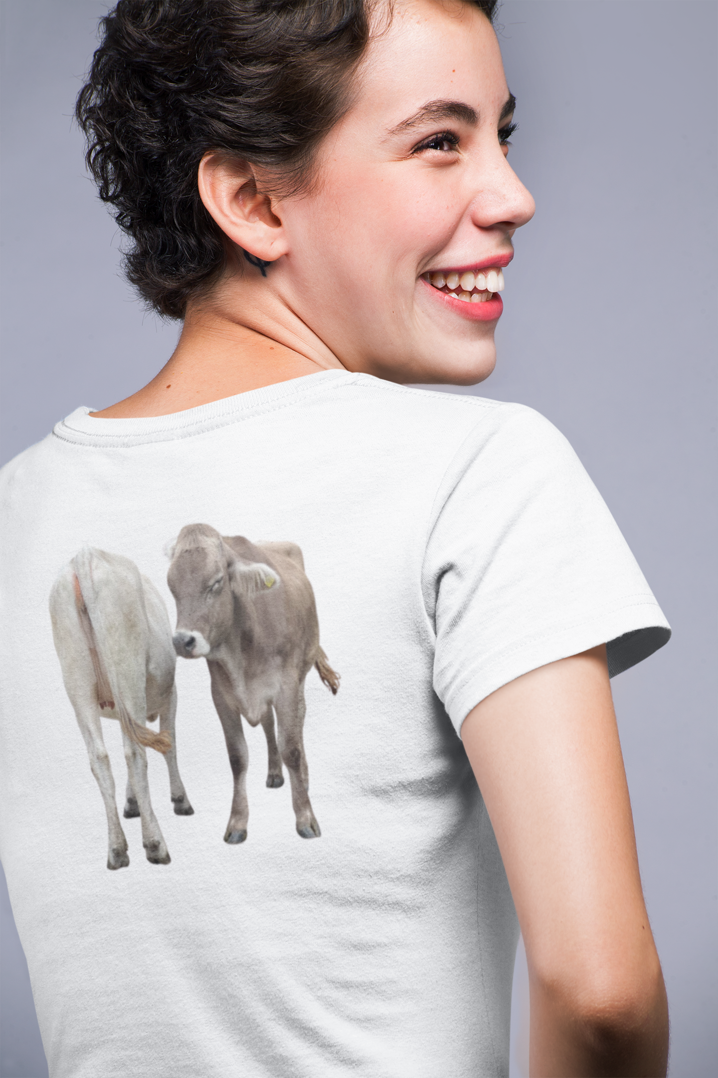 Zwei Kühe - Ein Blick zurück | Lustiges T-Shirt für Tierfreunde & Landeier mit Stil