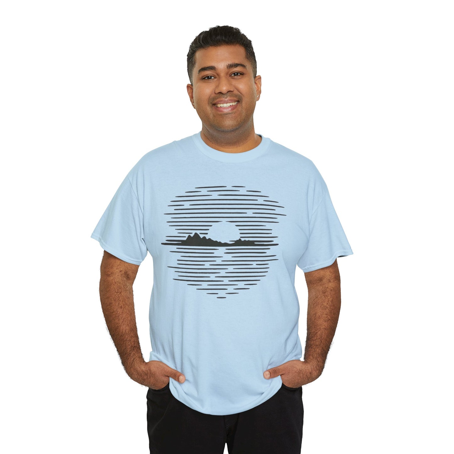 Berg Sonnenuntergang T-Shirt (Brustprint) – Natur-inspiriertes Unisex Shirt für Outdoor- und Landschaftsliebhaber