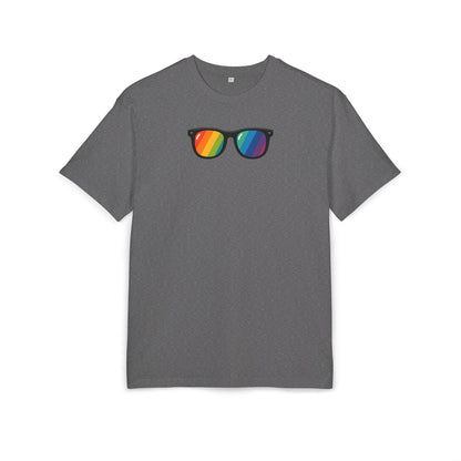 Regenbogen Sonnenbrille T-Shirt (Brustprint) – Buntes Retro Pride Design für Sommer & Festival