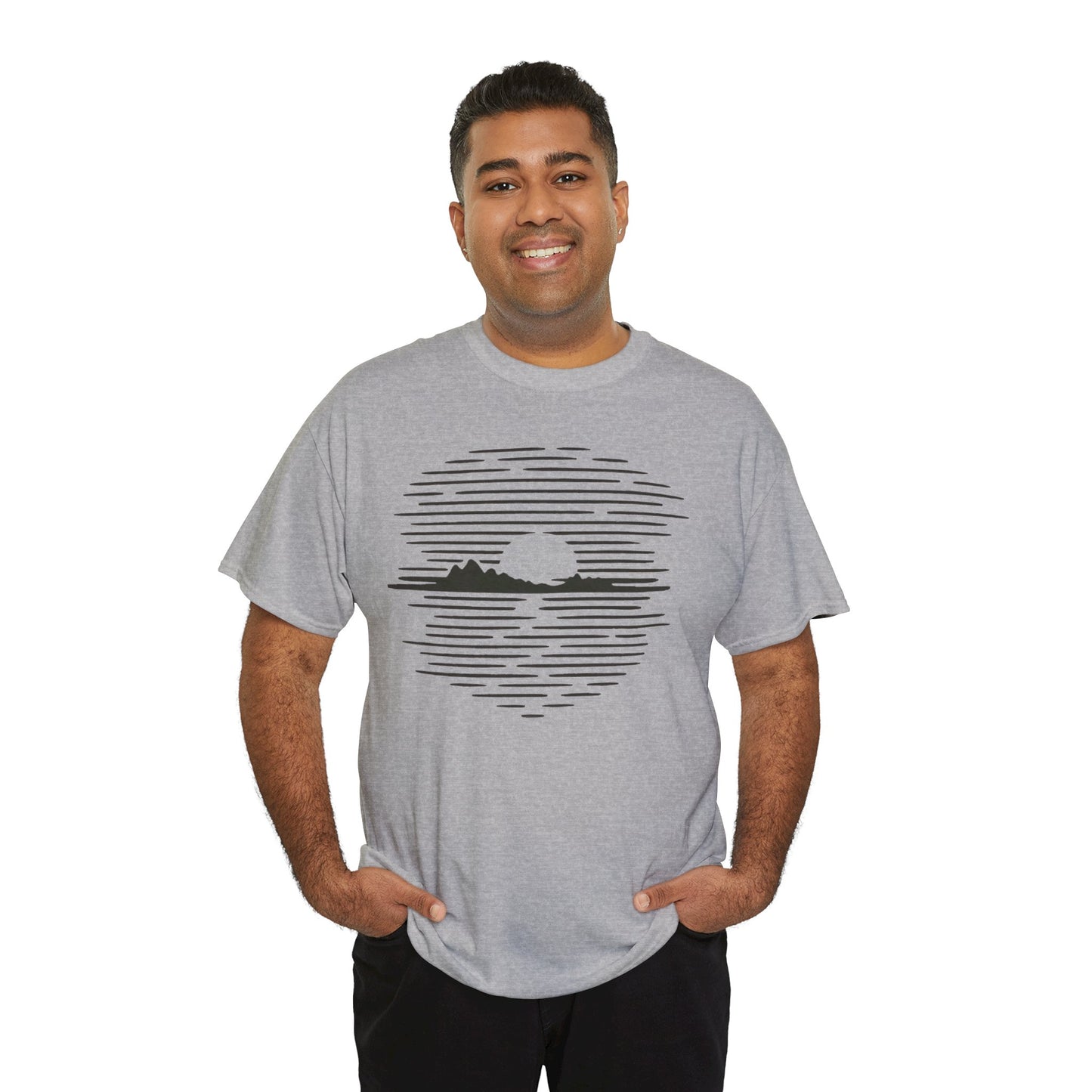 Berg Sonnenuntergang T-Shirt (Brustprint) – Natur-inspiriertes Unisex Shirt für Outdoor- und Landschaftsliebhaber