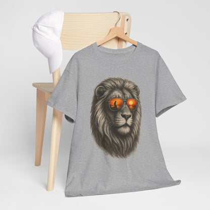 Löwen T-Shirt mit Sonnenbrille & Sonnenuntergang (Brustprint) – Stylisches Tiermotiv für Surfer & Naturfreunde