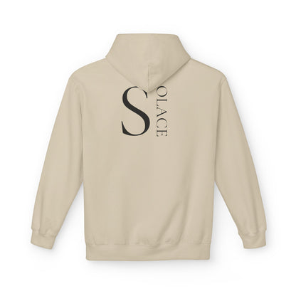 SOLACE Hoodie Unisex (Brustprint) – Nachhaltiger Midweight Fleece Kapuzenpullover mit Kängurutasche, Fair & OEKO-TEX zertifiziert