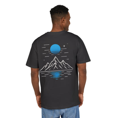 Berg T-Shirt (Rückenprint) – Minimalistisches Natur Design mit Mond & Spiegelung – Unisex Outdoor Shirt für Wanderer & Naturfreunde