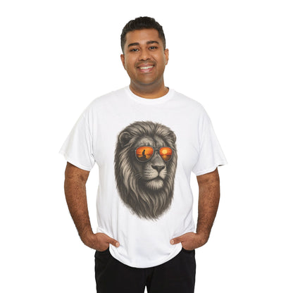 Löwen T-Shirt mit Sonnenbrille & Sonnenuntergang (Brustprint) – Stylisches Tiermotiv für Surfer & Naturfreunde